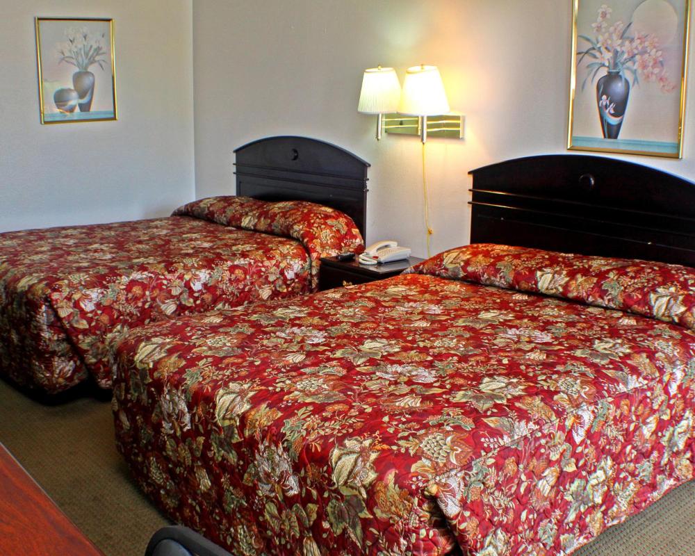 Queen Room with Two Queen Beds - Non-Smoking interior